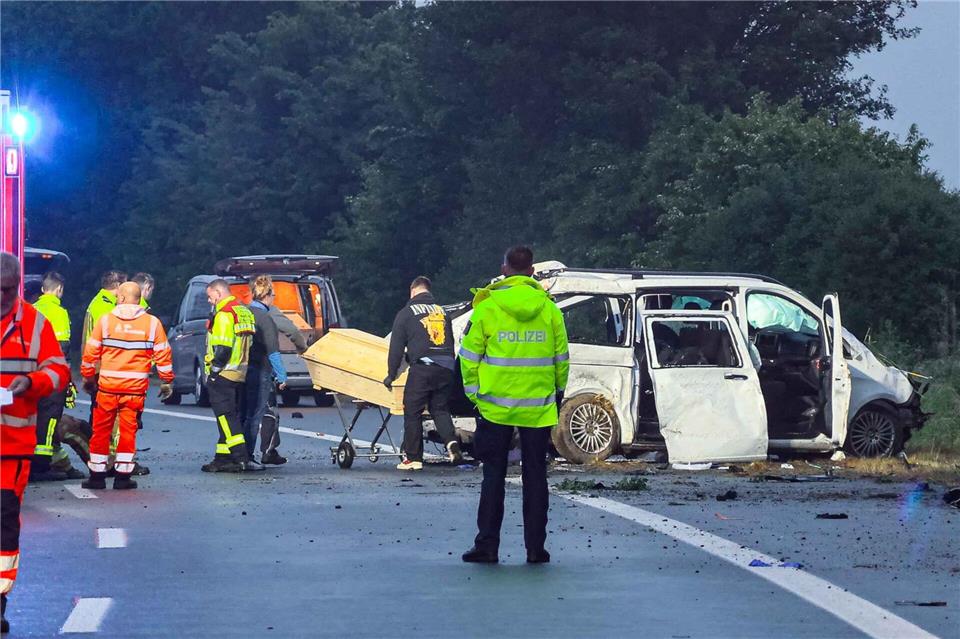 Bei einem Unfall eines Kleinbusses auf der Autobahn 48 bei Koblenz sind in der Nacht drei Menschen tödlich verletzt worden. Daniel Evers/dpa