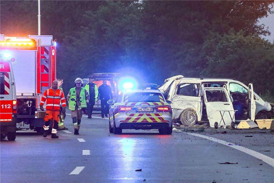 Bei einem Unfall eines Kleinbusses auf der Autobahn 48 bei Koblenz sind in der Nacht drei Menschen tödlich verletzt worden. Daniel Evers/dpa
