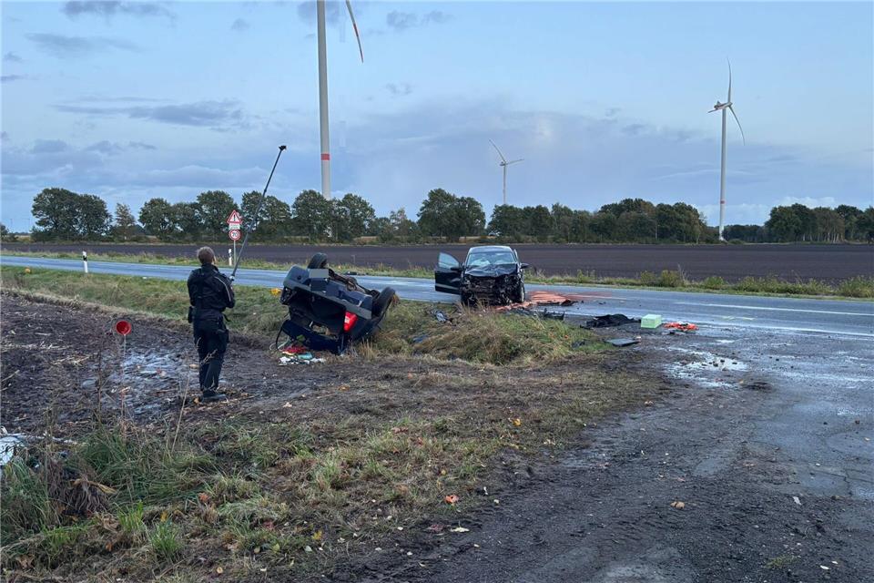 Bei einem Unfall im Landkreis Stade ist ein Mann tödlich, ein anderer schwer verletzt worden. -/Polizeiinspektion Stade/dpa