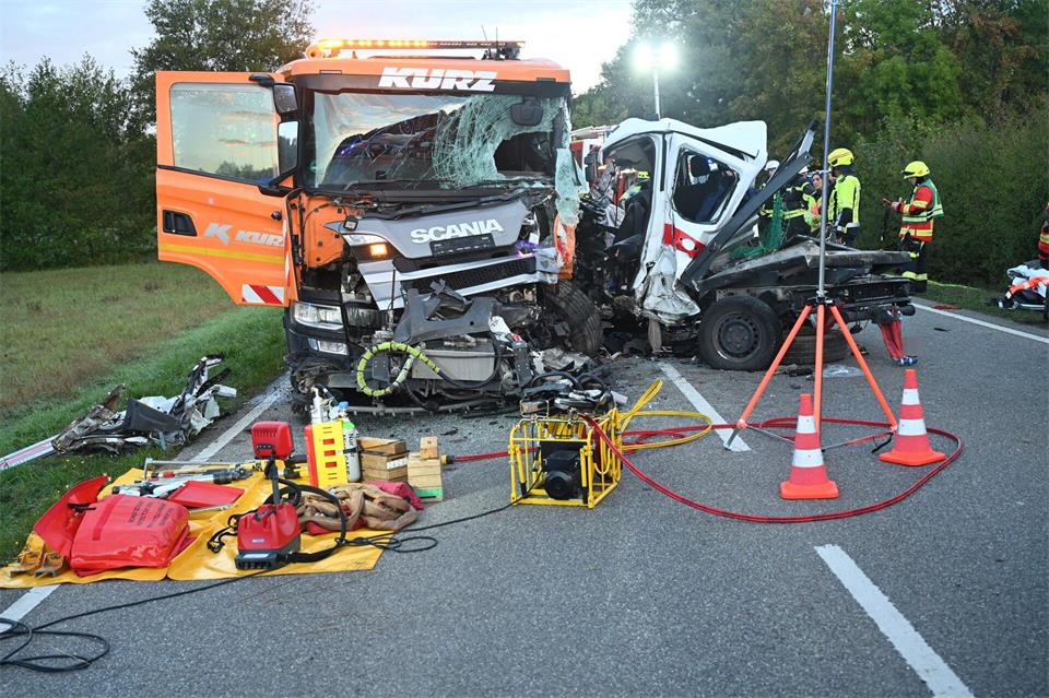 Bei einem Unfall im Zollernalbkreis sind mehrere Menschen schwer verletzt worden.Ralf Biesinger/dpa