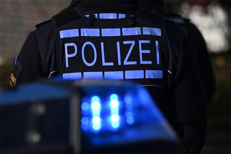 Bei einem Unfall in Eggenstein-Leopoldshafen ist ein Auto gegen eine Mauer geprallt und ausgebrannt. (Symbolbild)Bernd Weißbrod/dpa