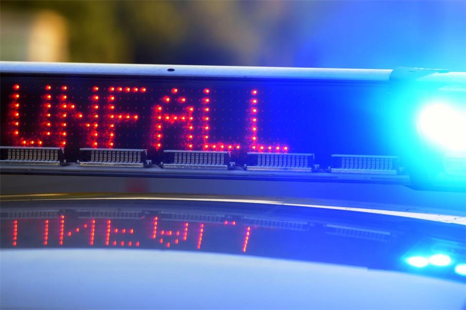 Bei einem Unfall in Greifswald wurden gleich mehrere geparkte Autos beschädigt. (Symbolbild)Stefan Puchner/dpa