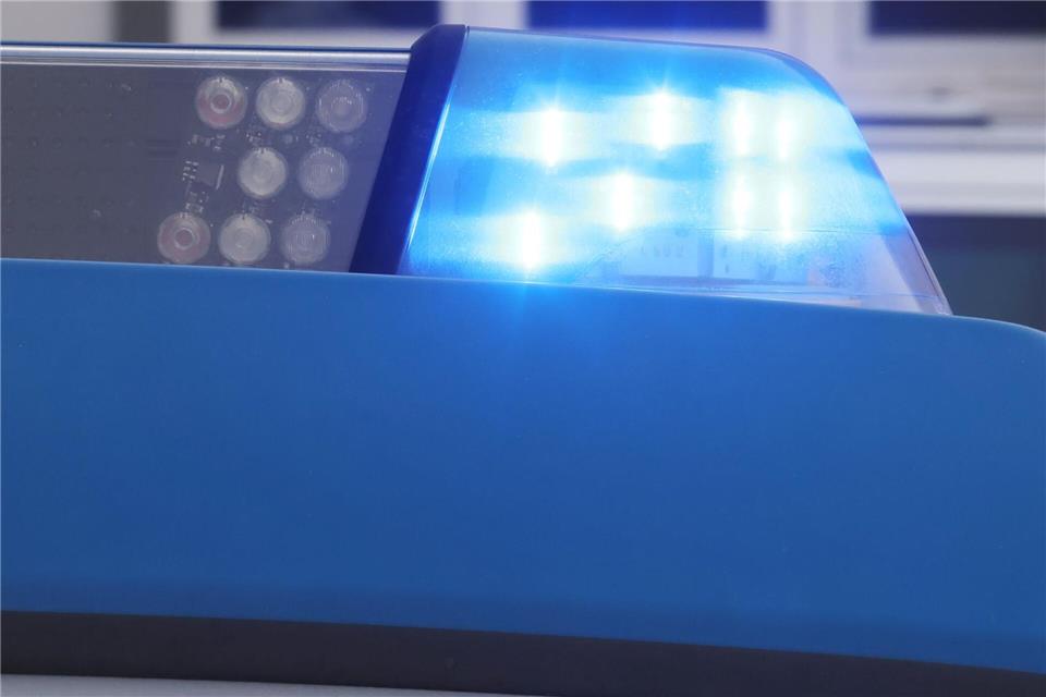 Bei einem Unfall in Niederbayern ist eine 65-Jährige gestorben. (Symbolbild)Bodo Schackow/dpa