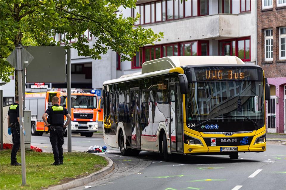 Bei einem Unfall in Oldenburg ist ein Mann unter einen Bus geraten und tödlich verletzt worden. Markus Hibbeler/dpa