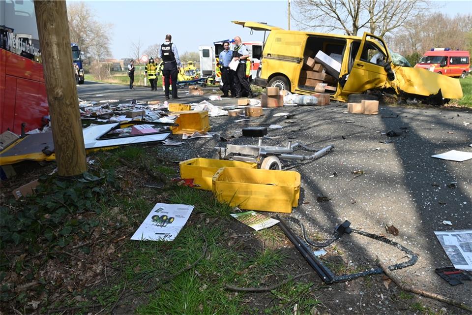 Bei einem Unfall in Rhade wurde der Fahrer des Transporters schwer verletzt und musste mit einem Rettungshubschrauber ins Krankenhaus geflogen werden. 