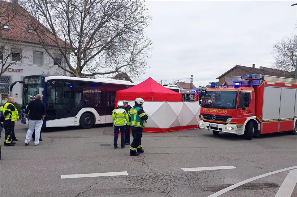 Bei einem Unfall ist ein Mensch ums Leben gekommen.Karsten Schmalz/dpa