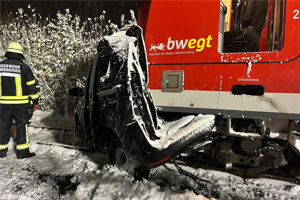 Auto wird von Zug mitgeschleift - hoher Schaden Bei einem Unfall mit einem Auto an einem Bahnübergang ist ein hoher Schaden entstanden.Niklas Woischel/swd-medien.de/dpa