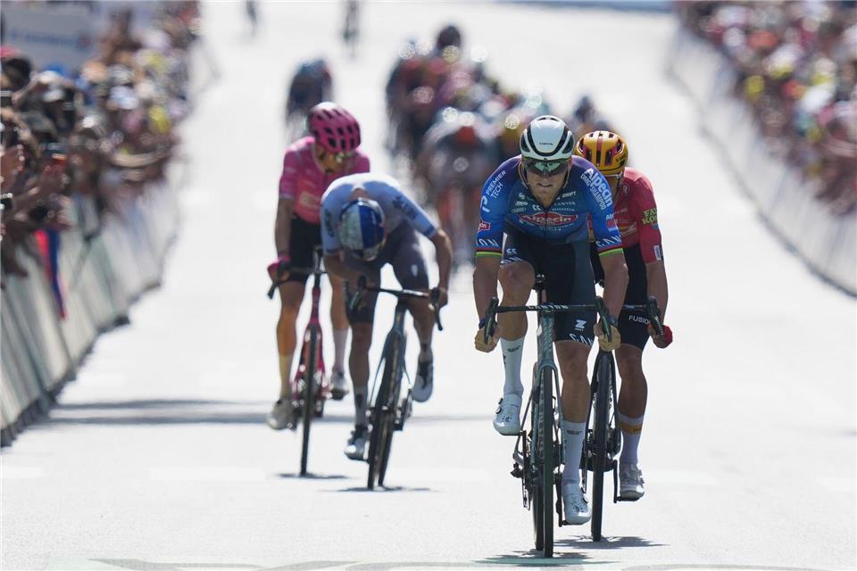 Bei einem Unfall mit einem Begleitwagen der Presse sind bei der neunten Etappe der Tour de France acht Menschen verletzt worden.Thibault Camus/AP/dpa