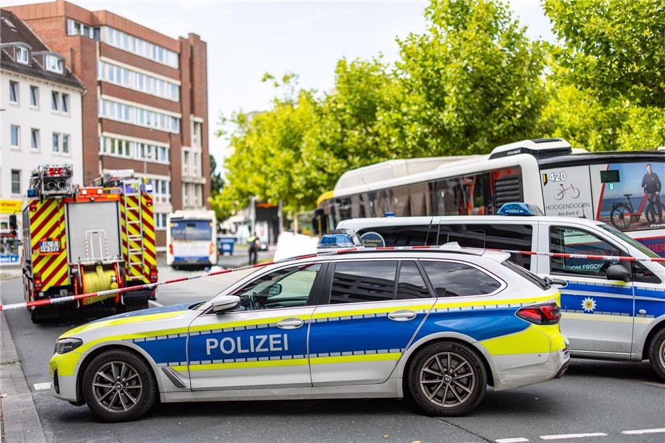 Bei einem Unfall mit einem Bus in Oldenburg ist ein Mann gestorben. Markus Hibbeler/dpa
