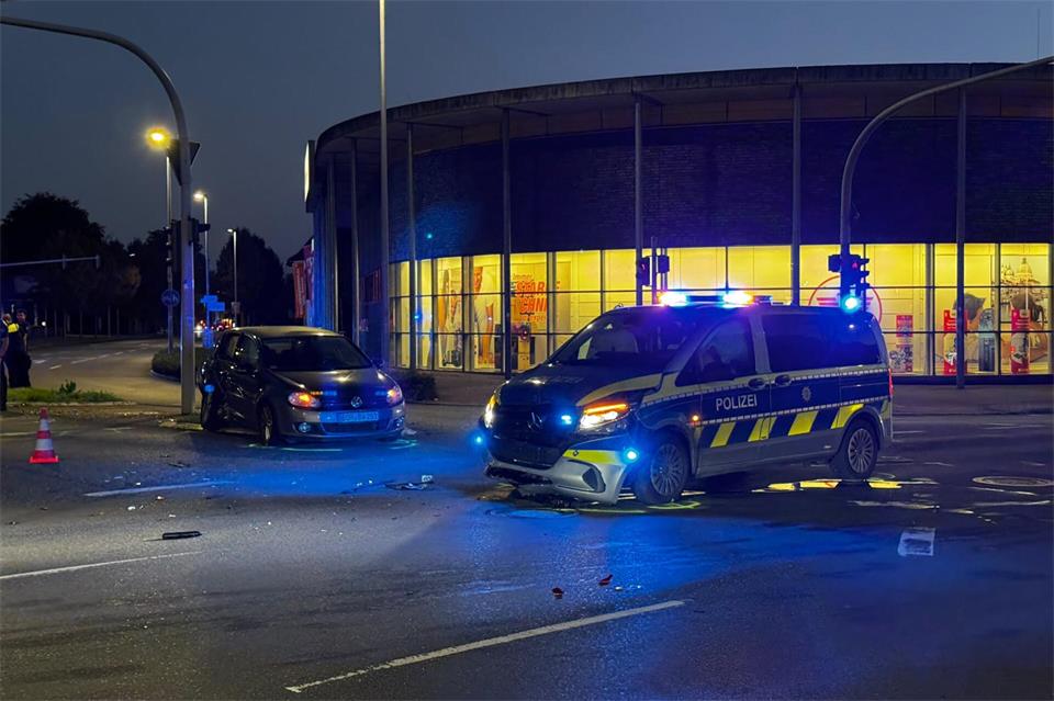 Bei einem Unfall mit einem Polizeiauto auf dem Nordring sind mehrere Personen leicht verletzt worden.