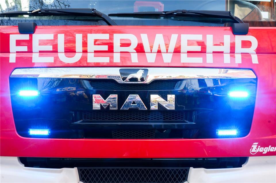 Bei einem Unfall mit zwei Autos bei Lehrte wurden zwei Menschen schwer verletzt. (Symbolbild)Julian Stratenschulte/dpa