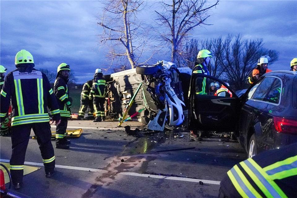 Bei einem Unfall nahe Büttelborn sind am Abend zwei Personen verletzt worden. Marc Schüler/dpa