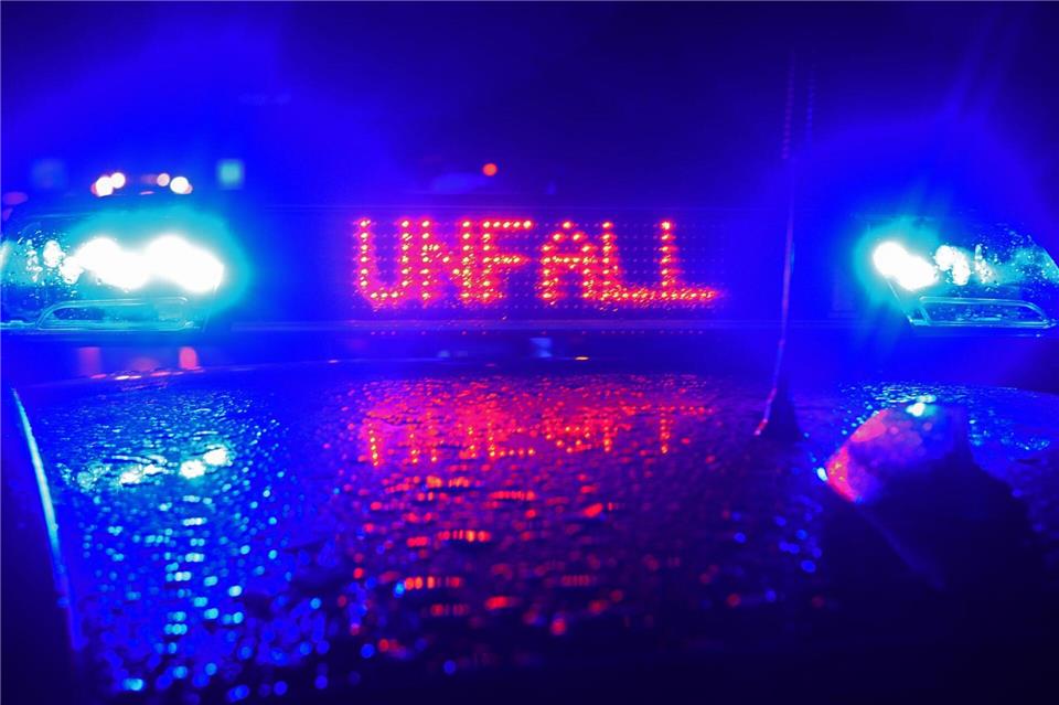 Bei einem Unfall zwischen auf der A81 wurde eine Person verletzt. (Symbolbild)Stefan Puchner/dpa