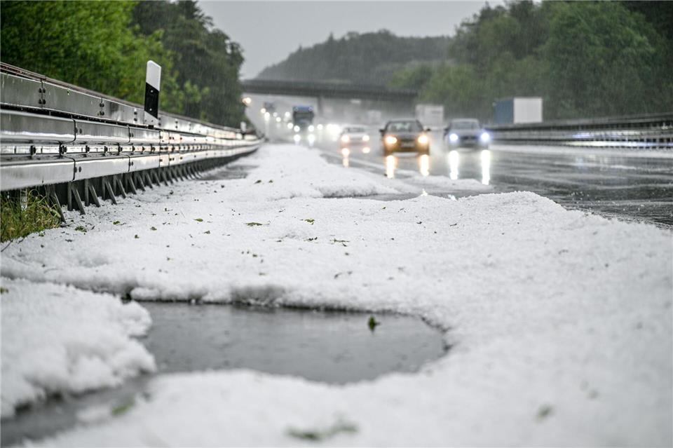 Bei einem Unwetter hagelt es über der A7 bei Heidenheim.Jason Tschepljakow/dpa