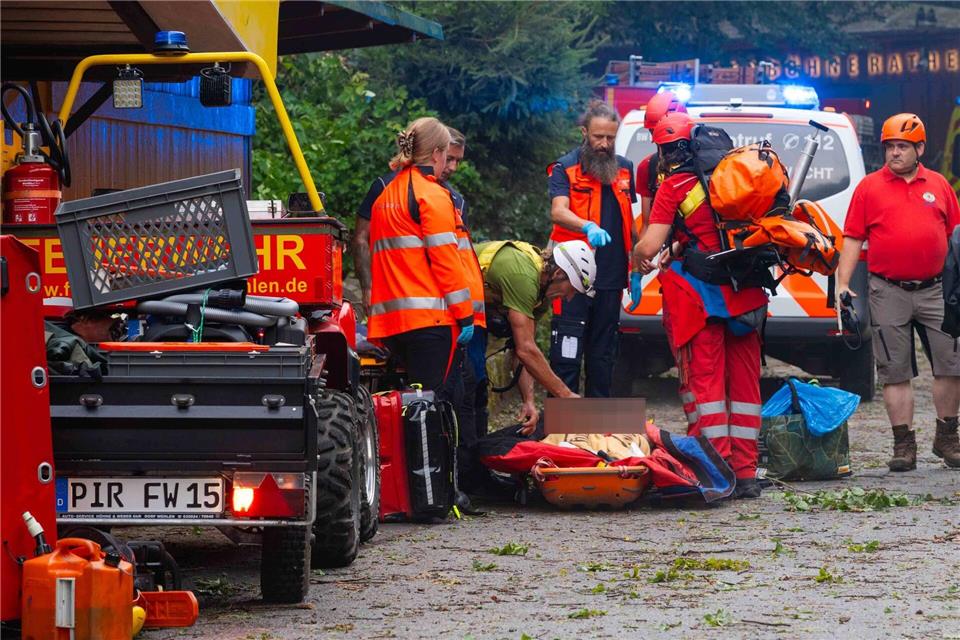Bei einem Unwetter in Sachsen ist ein Mann von einem umgestürzten Baum erschlagen worden, mehrere Menschen wurden verletzt. (Handout)Jonas Schubert/xcitepress/dpa