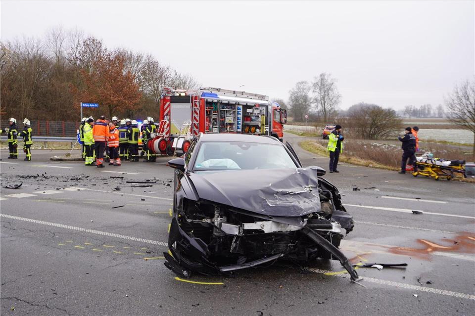 Bei einem Verkehrsunfall bei Laupheim sind zwei Menschen gestorben.Reinert/swd-medien.de/dpa