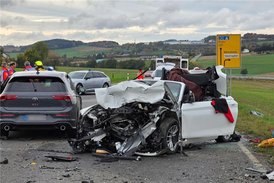 Bei einem Verkehrsunfall im Landkreis Bitburg-Prüm sind zwei Menschen getötet worden.Kevin Schößler/dpa