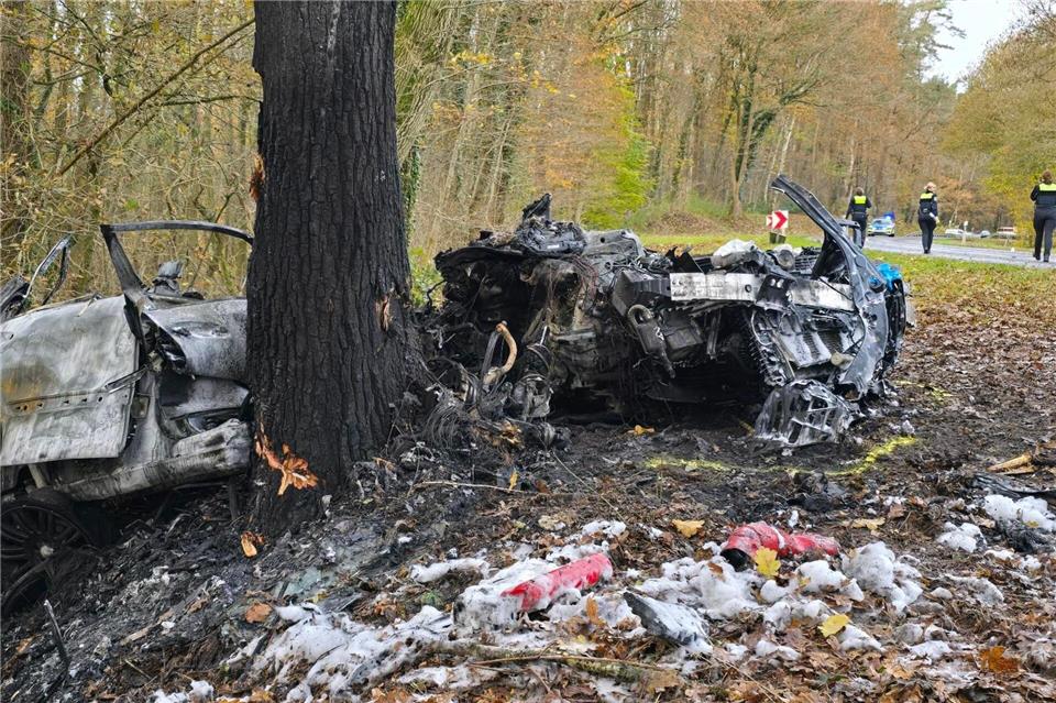 Bei einem Verkehrsunfall in Meppen blieben von dem Auto nur noch Trümmerteile übrig. ---/NWM-TV/dpa