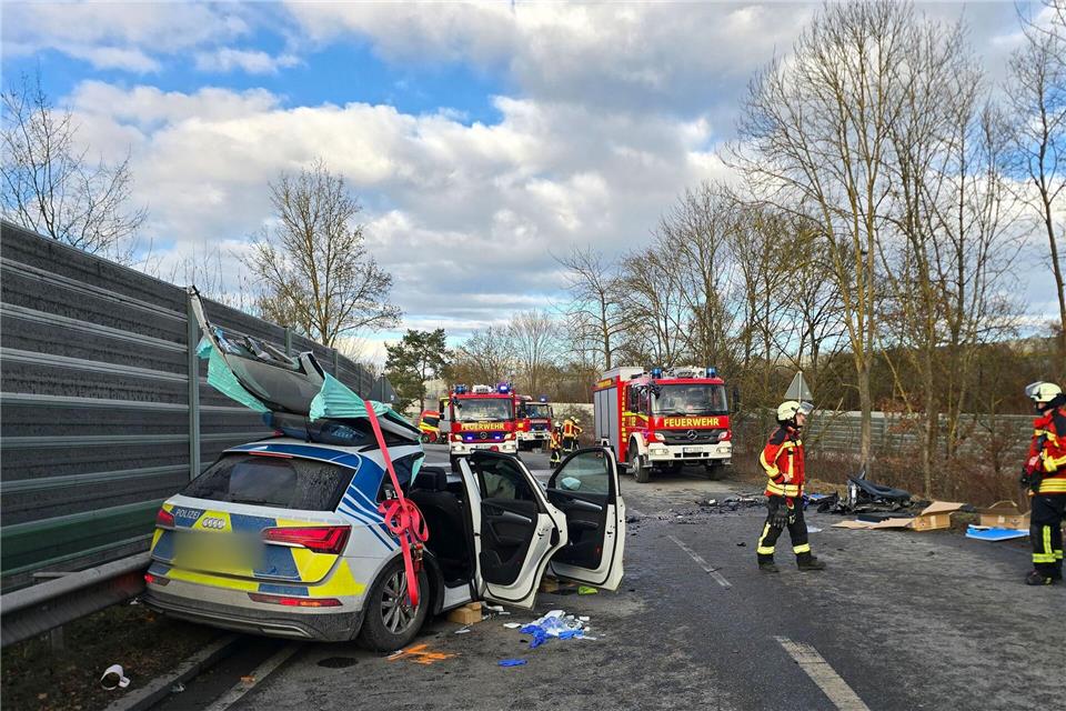Bei einem Verkehrsunfall mit drei Fahrzeugen, darunter ein Polizeiauto, sind vier Menschen verletzt worden. Moller-Schuh/Vifogra GmbH/dpa