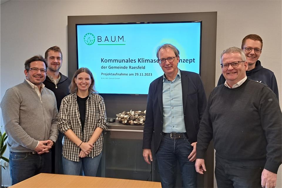 Bei einem Vorbereitungstreffen mit den Klimaschutzexperten des Büros „B.A.U.M Consult“ (links) wurden die Eckpunkte der Zusammenarbeit für das Klimaschutzkonzept der Gemeinde festgelegt.