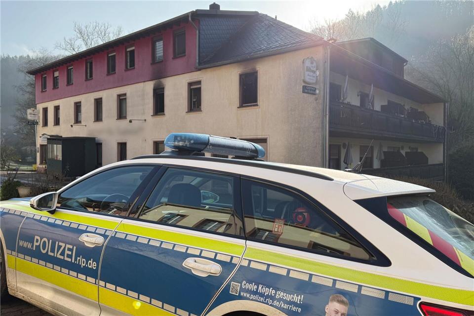 Bei einem Wohnhausbrand in der Eifel ist ein Mensch gestorben. Kevin Schößler/dpa