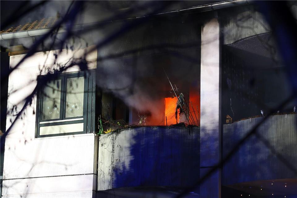 Bei einem Wohnungsbrand in Göttingen ist eine Frau lebensbedrohlich verletzt worden. Stefan Rampfel/dpa