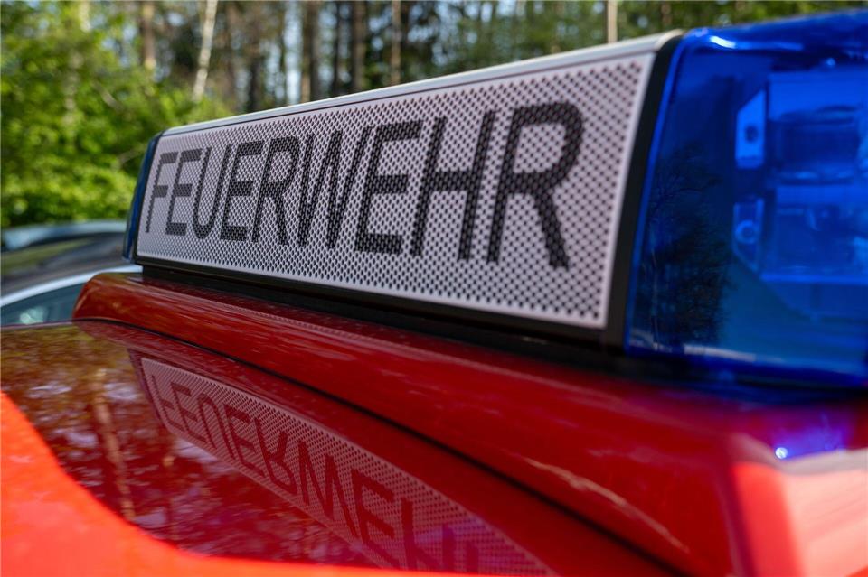 Bei einem Wohnungsbrand verließen die Hausbewohner rechtzeitig den Brandort. (Symbolbild)Pia Bayer/dpa