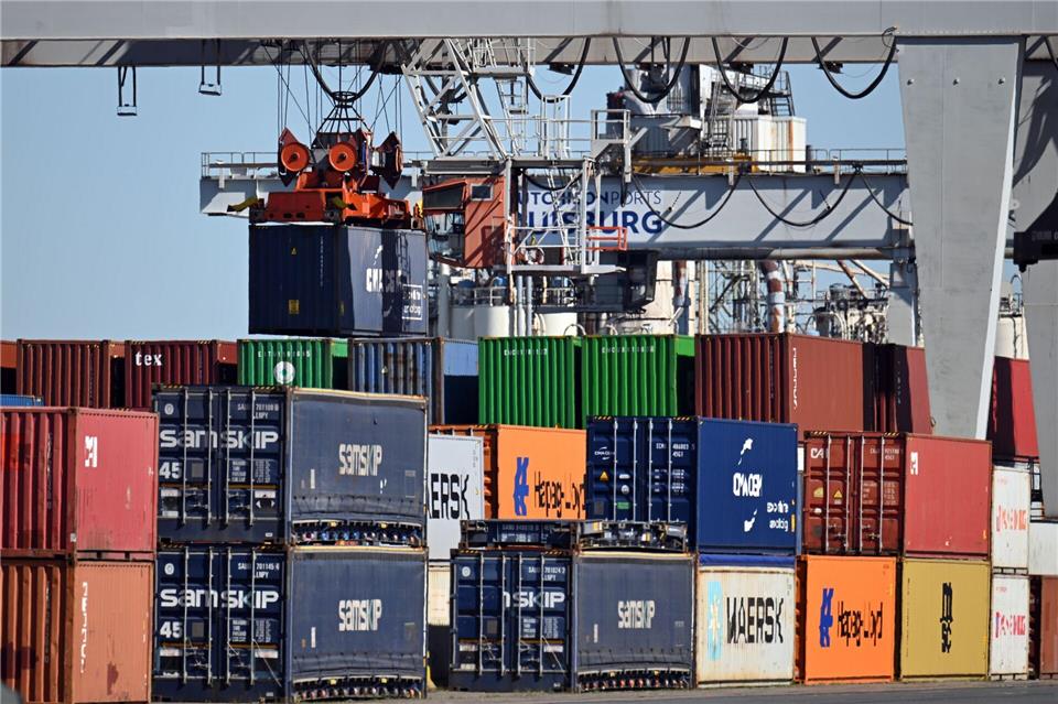 Bei einem „Zollkrieg“ würde es laut Studie die größten Produktionsrückgänge in den Sektoren mit der größten Exportabhängigkeit von den USA geben. Federico Gambarini/dpa