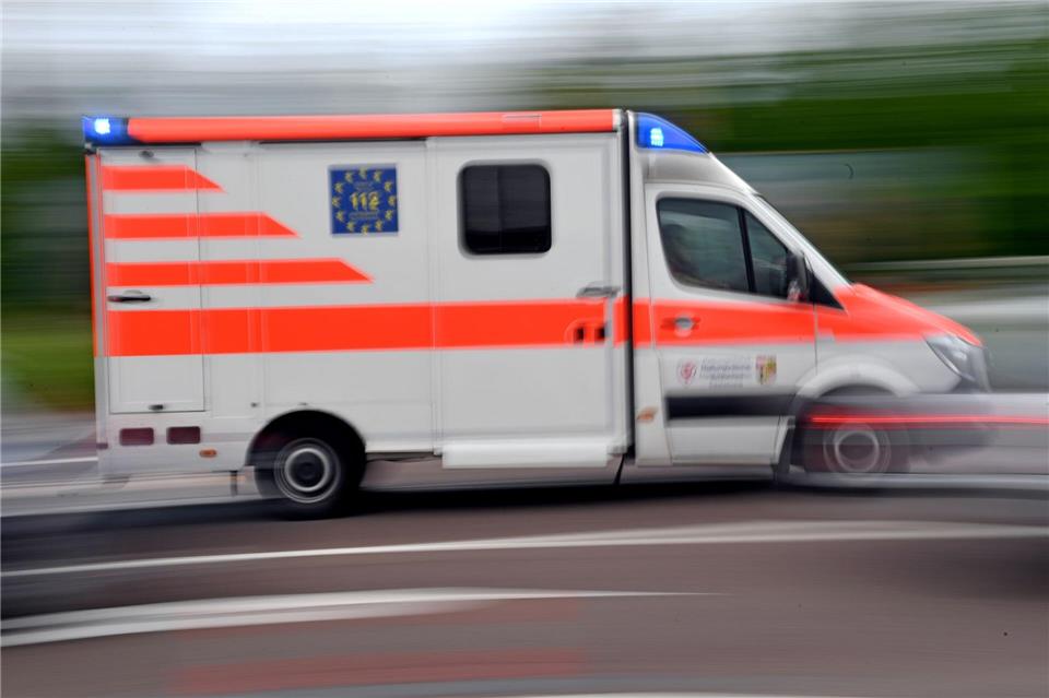 Bei einem Zusammenstoß mit einem Krankentransporter in Falkenstein ist eine Frau verletzt worden. (Symbolbild) Hendrik Schmidt/dpa-Zentralbild/dpa