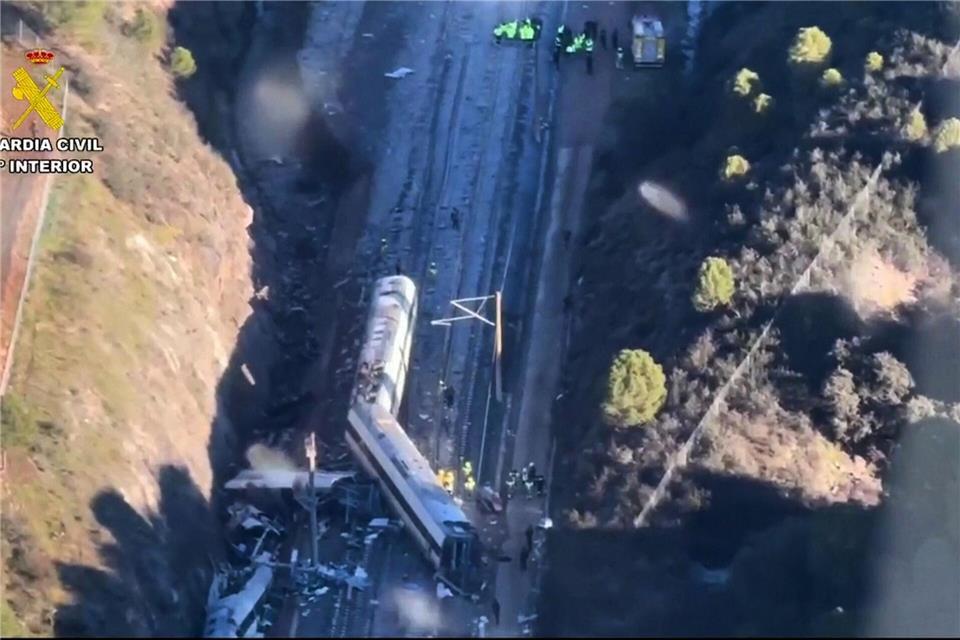 Bei einem der schwersten Zugunglücke in der Geschichte Spaniens gab es Dutzende Tote und viele Verletzte. -/Guardia Civil via AP/dpa