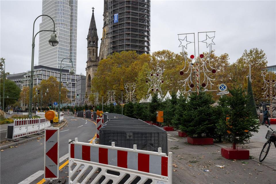 Weihnachtsmärkte bereiten sich auf sicheres Feiern vor  Bei einem islamistischen Anschlag auf den Weihnachtsmarkt im Jahr 2016 starben 13 Menschen.Christophe Gateau/dpa