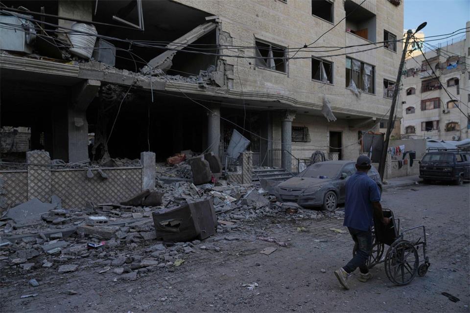 Bei einem israelischen Luftangriff auf einen Hamas-Führer wurden nach Angaben von Rettungskräften mindestens fünf Palästinenser getötet. Jehad Alshrafi/AP/dpa