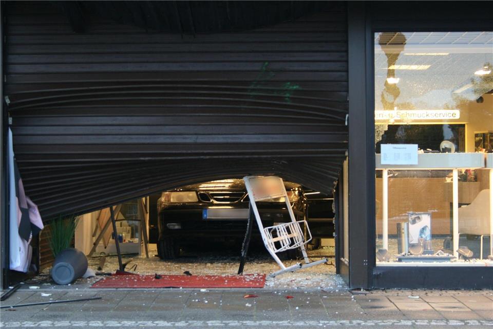 Bei einem nächtlichen Einbruch raste ein Auto rückwärts in ein Juweliergeschäft. Kai Moorschlatt/dpa