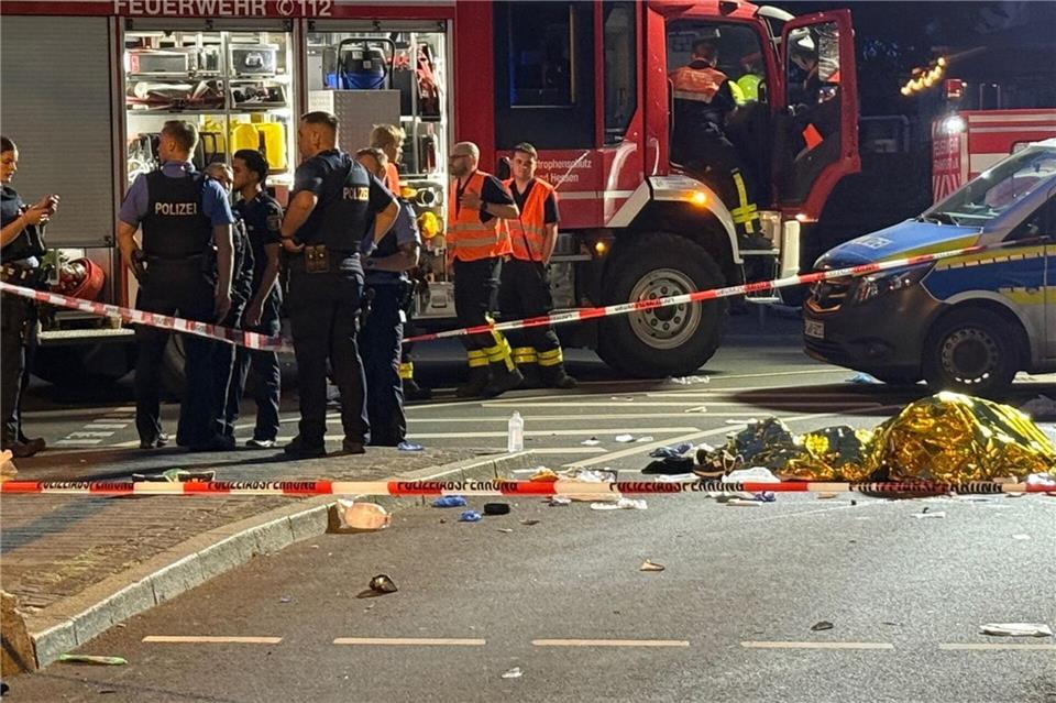 Bei einem schweren Unfall in Frankfurt am Main kamen vor einem Jahr 23 Jahre alte Zwillingsbrüder ums Leben, sie waren gemeinsam auf einem Scooter unterwegs, als ein Auto sie erfasste. (Archivbild)Mike Seeboth/dpa