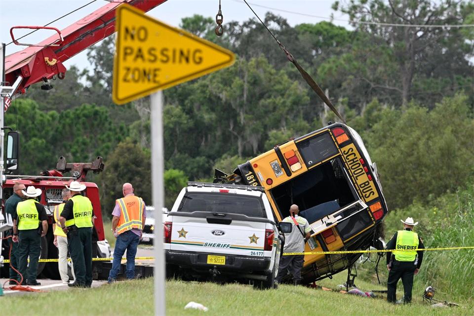 Bei einem schweren Unfall mit einem Schulbus sind zwei Menschen ums Leben gekommenPhelan M. Ebenhack/AP/dpa
