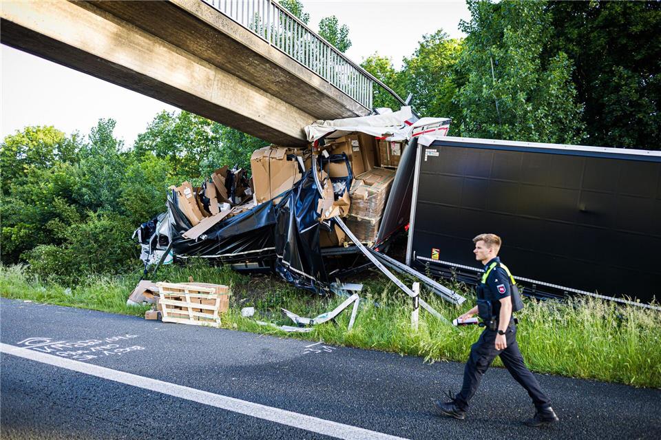 Bei einem schweren Unfall mit zwei Todesopfern auf der A2 waren 40 Einsatzkräfte im Einsatz.Moritz Frankenberg/dpa