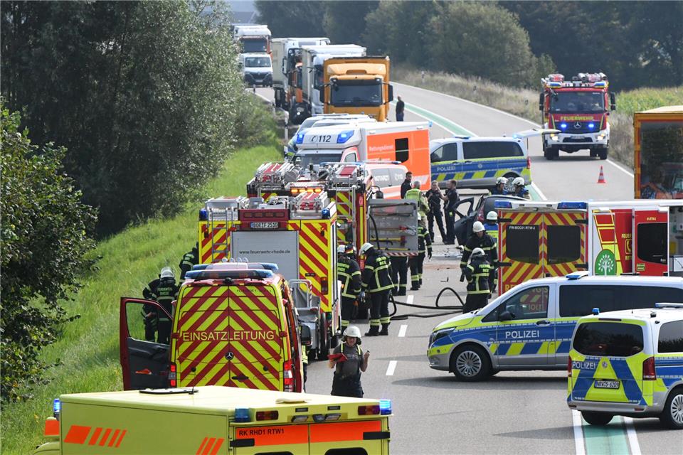 Bei einem schweren Verkehrsunfall auf der B67 im August waren zahlreiche Einsatzkräfte der Feuerwehr und des Rettungsdienstes im Einsatz. Um ein schnellstmögliches Erreichen des Einsatzortes in ausreichender Anzahl zu erreichen, schlagen Gutachter die Einstellung von neun zusätzlichen hauptamtlichen Feuerwehrleuten vor.
