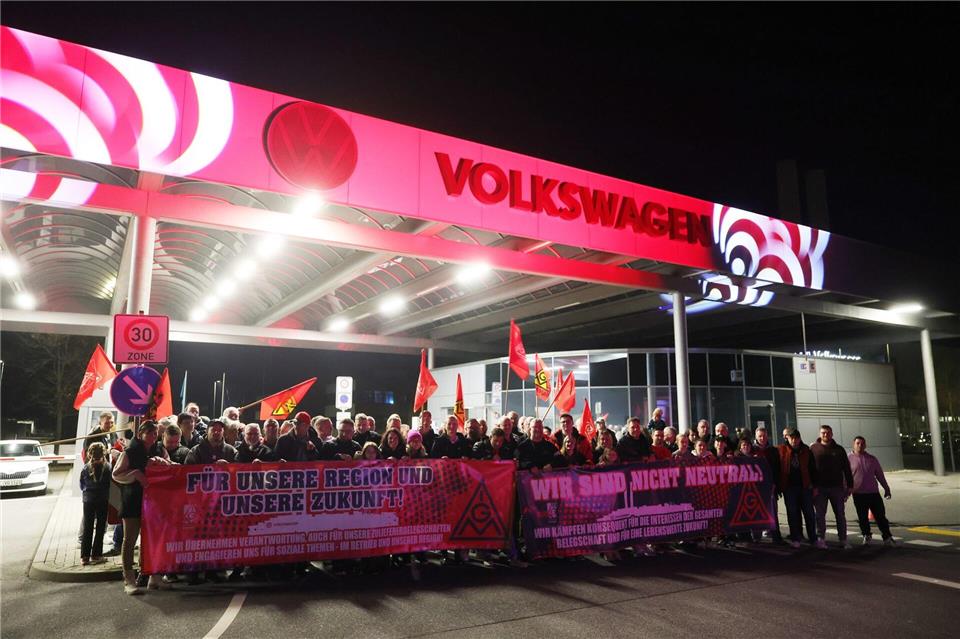 Bei einer Aktion vor dem Werkstor haben sich VW-Beschäftigte und ihre Familien für eine Zukunft der Automobilproduktion in Zwickau starkgemacht. Bodo Schackow/dpa