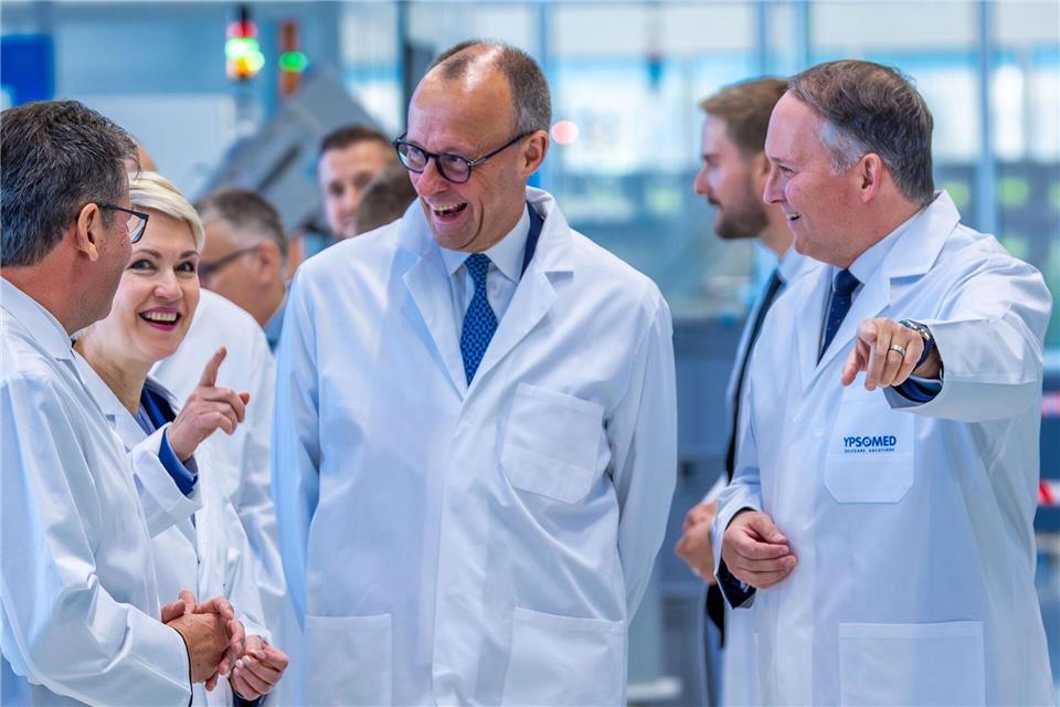 Bei einer Besichtigung des Schweriner Werks des Schweizer Medizintechnik-Herstellers Ypsomed betonte Merz, wie wichtig aus seiner Sicht die produzierende Industrie für den Wohlstand in Deutschland ist.Jens Büttner/dpa