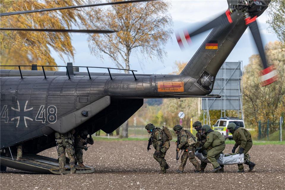 Herrmann nimmt Polizei nach Schuss auf Soldaten in Schutz Bei einer Bundeswehr-Übung bringen Soldaten einen von einem Soldaten gespielten Verletzten zu einem Hubschrauber.Armin Weigel/dpa