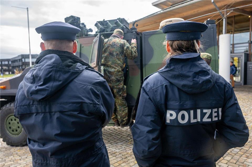 Bei einer Bundeswehrübung kam es versehentlich zu einem Schusswechsel zwischen Polizei und Bundeswehr. (Archivbild)Armin Weigel/dpa