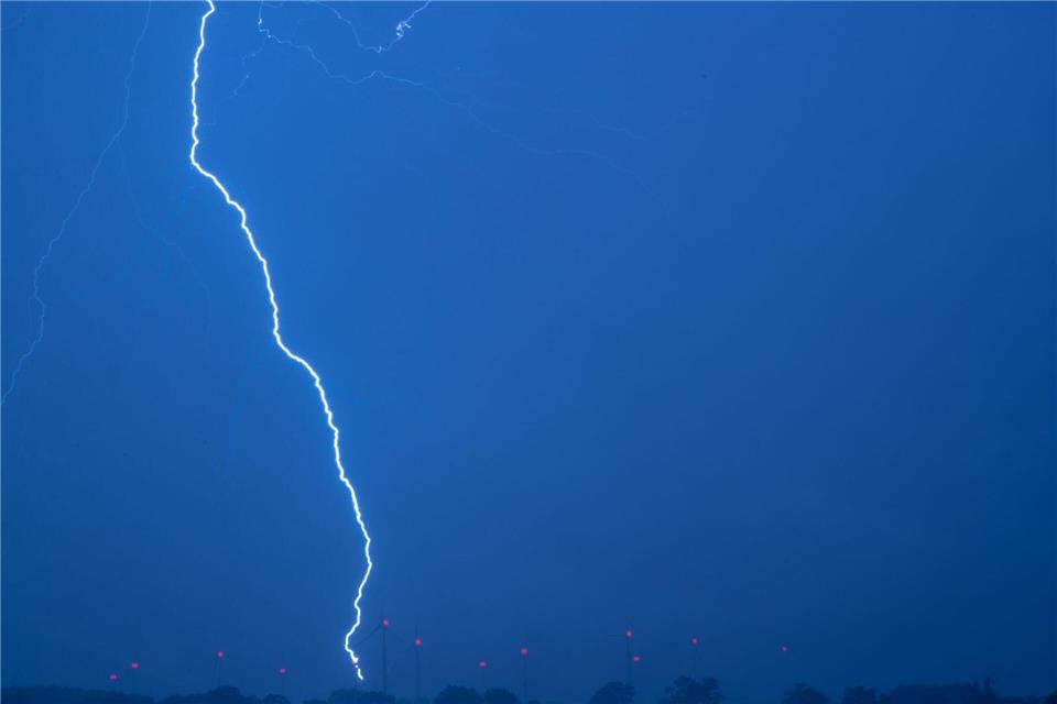 Bei einer Demo für Ex-Präsident Jair Bolsonaro trifft ein Blitz zahlreiche Menschen in Brasília. (Archivbild)Jens Büttner/dpa-Zentralbild/dpa