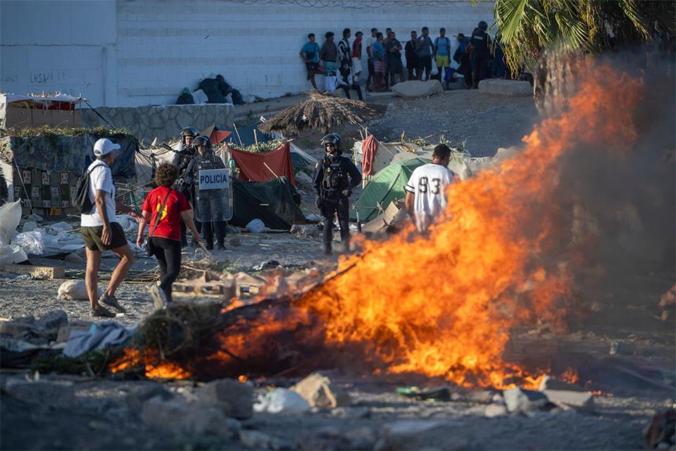 Bei einer Demonstration gegen die durch den Zustrom von Migranten verursachte Situation in Ceuta wurden Stadtmobiliar und andere Gegenstände in Brand gesetzt.Marcos Moreno/EUROPA PRESS/dpa