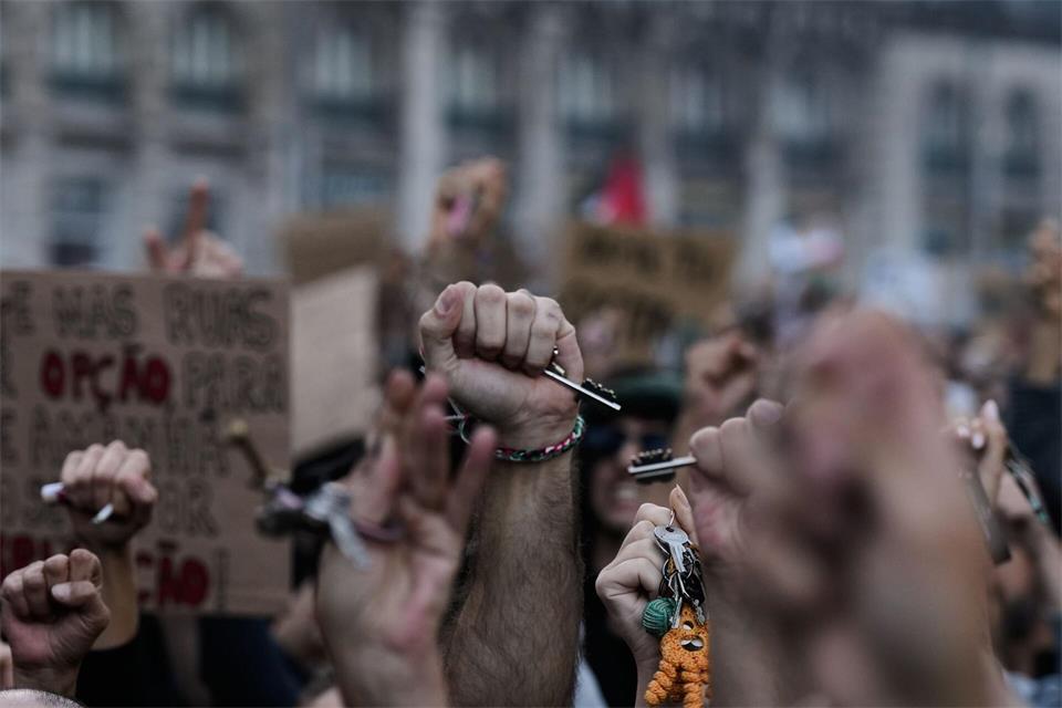 Bei einer Demonstration in Lissabon für bezahlbaren Wohnraum halten Menschen Schlüssel in den Händen.Ana Brigida/AP/dpa