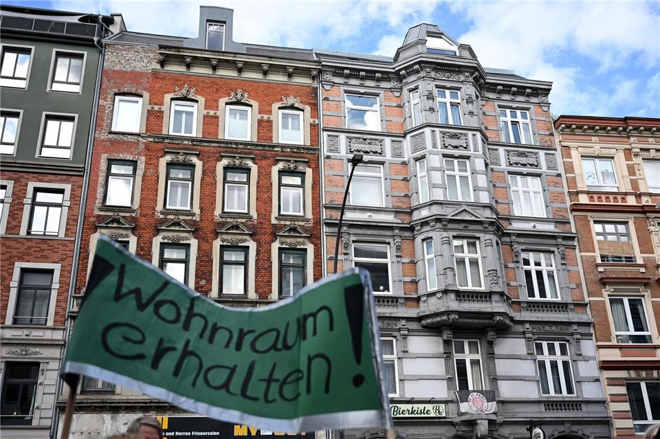 Bei einer Demonstration solidarisierten sich Menschen mit den betroffenen Mieterinnen und Mietern.Lilli Förter/dpa