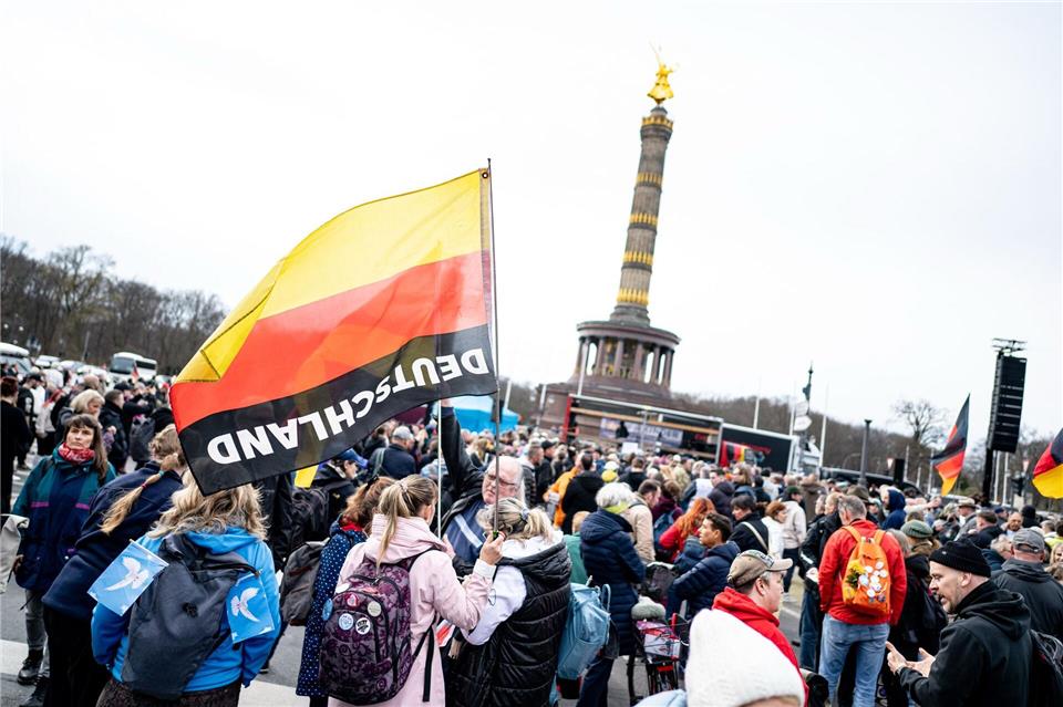 Bei einer Demonstration von Verschwörungsanhängern in Berlin tritt der bekannte Sänger Xavier Naidoo auf.Fabian Sommer/dpa