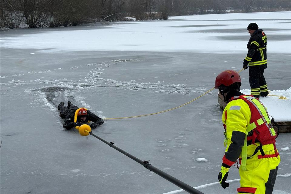 Bei einer Eisrettung zählt jede Sekunde, denn ohne Schutzkleidung drohen im kalten Wasser schnell Lähmungserscheinungen. Nicole Schippers/dpa