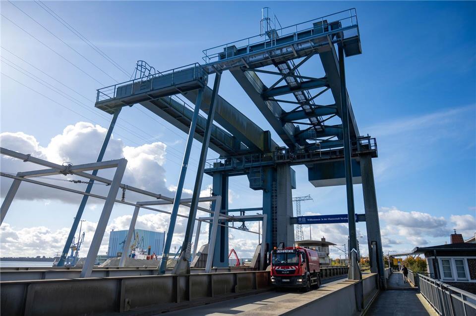 Marathon und Technik-Probleme – Staugefahr auf Rügen-Zufahrt Bei einer Erprobung wurde festgestellt, dass die Ziegelgrabenbrücke nicht gleichmäßig geöffnet hat.Stefan Sauer/dpa