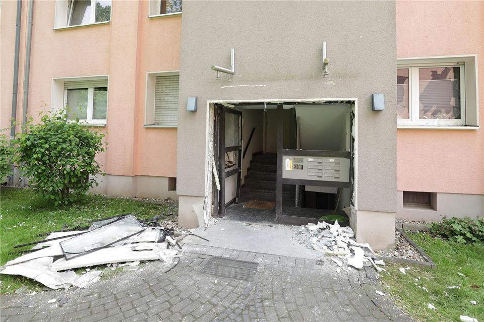 Bei einer Explosion an einem Mehrfamilienhaus ist in Düsseldorf der Hauseingang schwer beschädigt worden. David Young/dpa