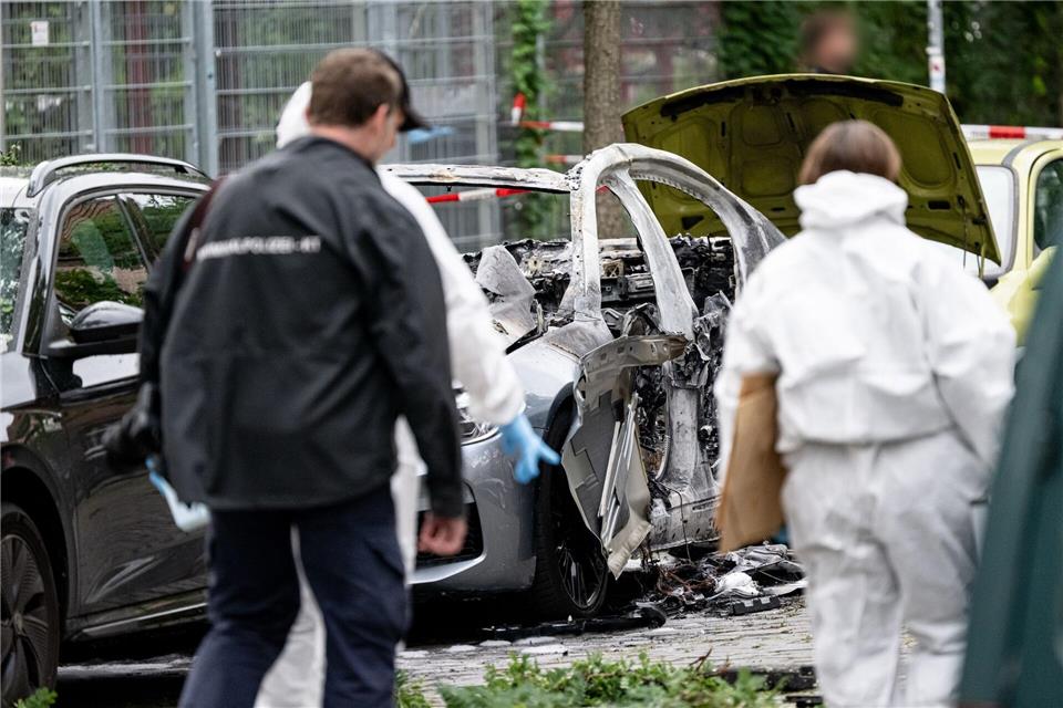 Heftige Explosion zerstört Auto – 22-Jähriger verletzt Bei einer Explosion in Berlin-Schönberg wurden ein Auto zerstört und ein junger Mann schwer verletzt. Fabian Sommer/dpa